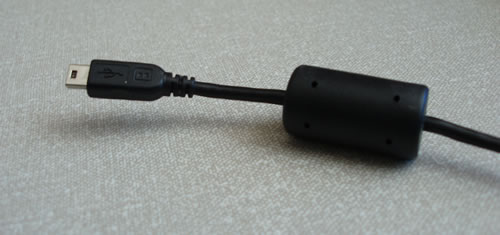 Filtro de ferrita en un cable USB