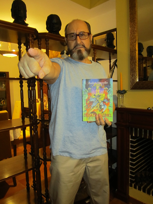 Andrés con su novela 'Diosa de Cozumel'